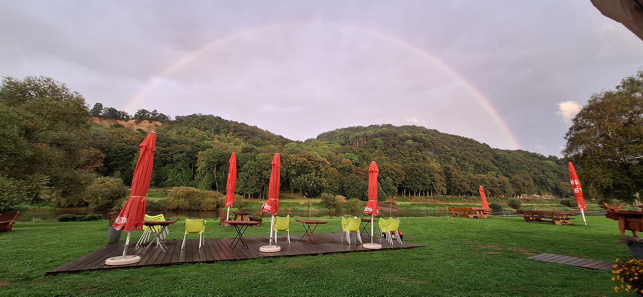 Terrasse mit Regenbogen und Blick auf die Weser